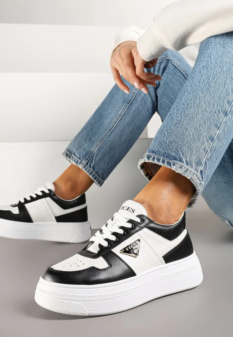 Czarno-Białe Sneakersy Vices na Platformie z Perforacją i Geometryczną Aplikacją Vilvesia