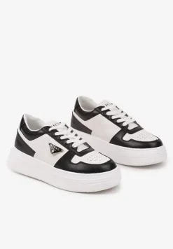 Czarno-Białe Sneakersy Vices na Platformie z Perforacją i Geometryczną Aplikacją Vilvesia