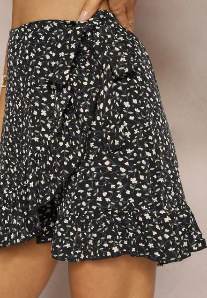 Czarno-Białe Spódnico-Spodenki w Kwiaty z Falbanką i Zakładką Carewn