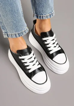 Czarno-Białe Streetwearowe Trampki na Tłoczonej Platformie Fellimi