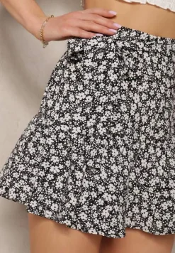 Czarno-Białe Szorty Imitujące Spódnicę z Gumką w Talii i Paskiem Krastilla