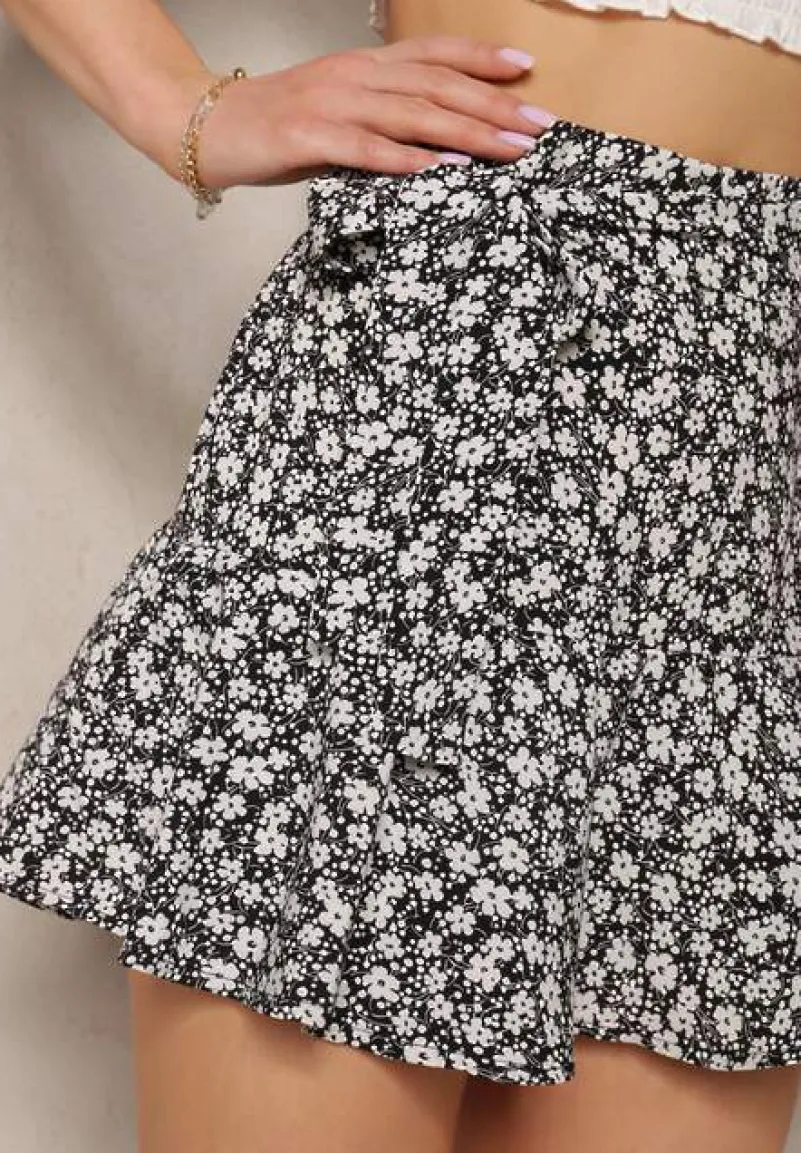 Czarno-Białe Szorty Imitujące Spódnicę z Gumką w Talii i Paskiem Krastilla