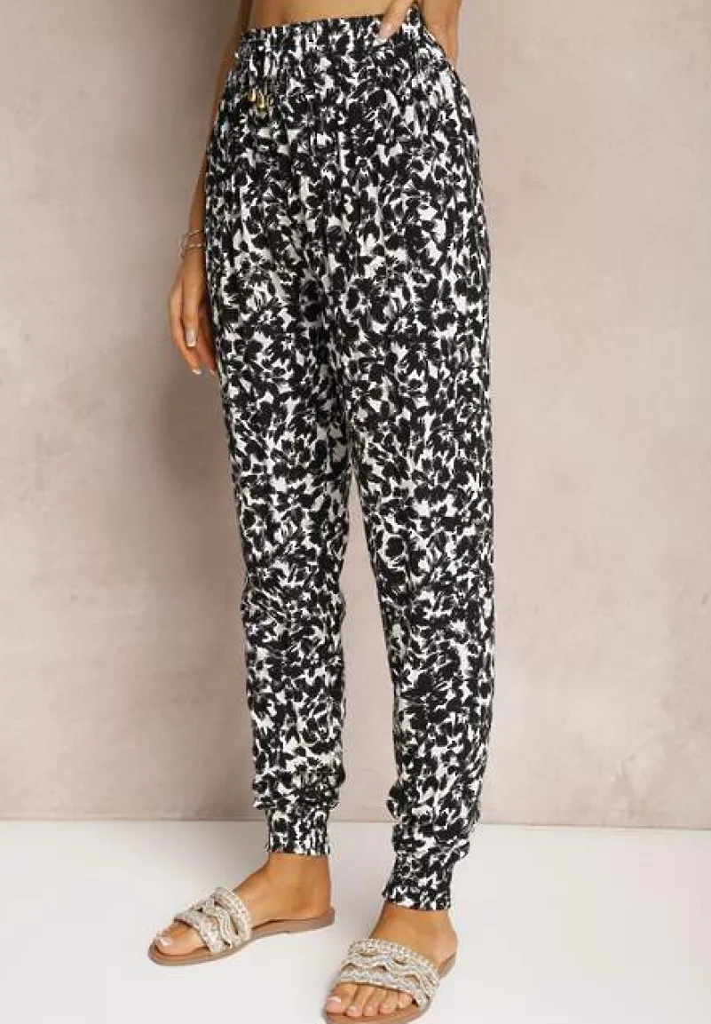 Czarno-Białe Wiskozowe Spodnie Joggery High Waist z Gumką w Talii w Kwiaty Risalenas