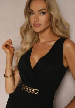 Czarny Dopasowany Kombinezon bez Rękawów z Kopertowym Dekoltem i Ozdobnym Łańcuchem Brelia