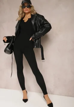 Czarny Elastyczny Kombinezon z Wycięciem przy Dekolcie o Dopasowanym Fasonie Yavriel
