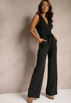 Czarny Elegancki Kombinezon z Dodatkiem Wiskozy Wykończony Kopertowym Dekoltem i Paskiem Kadela