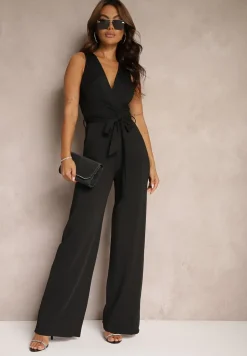 Czarny Elegancki Kombinezon z Dodatkiem Wiskozy Wykończony Kopertowym Dekoltem i Paskiem Kadela