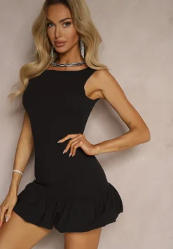 Czarny Kombinezon o Taliowanym Kroju z Falbaną Semiruna