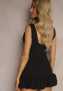 Czarny Kombinezon o Taliowanym Kroju z Falbaną Semiruna