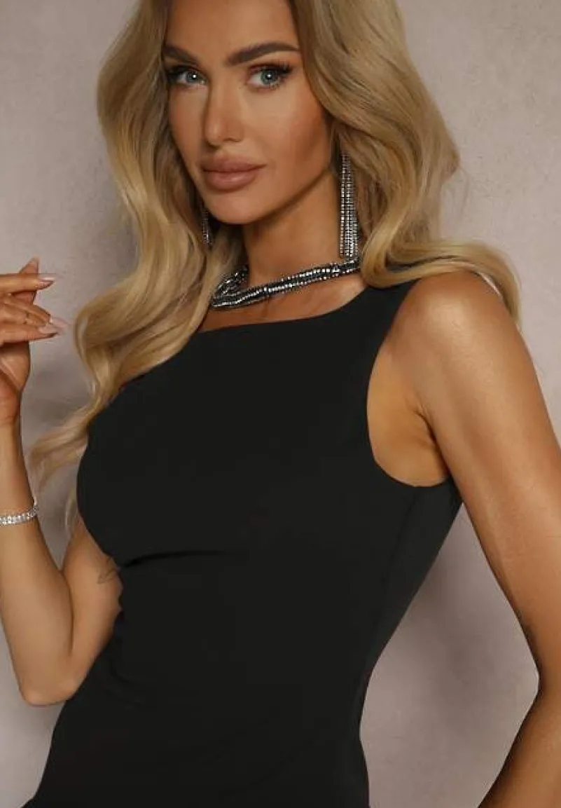 Czarny Kombinezon o Taliowanym Kroju z Falbaną Semiruna