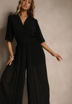 Czarny Kombinezon z Kopertowym Dekoltem i Gumką w Pasie Zdobiony Plisami Amadle