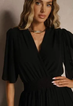 Czarny Kombinezon z Kopertowym Dekoltem i Gumką w Pasie Zdobiony Plisami Amadle