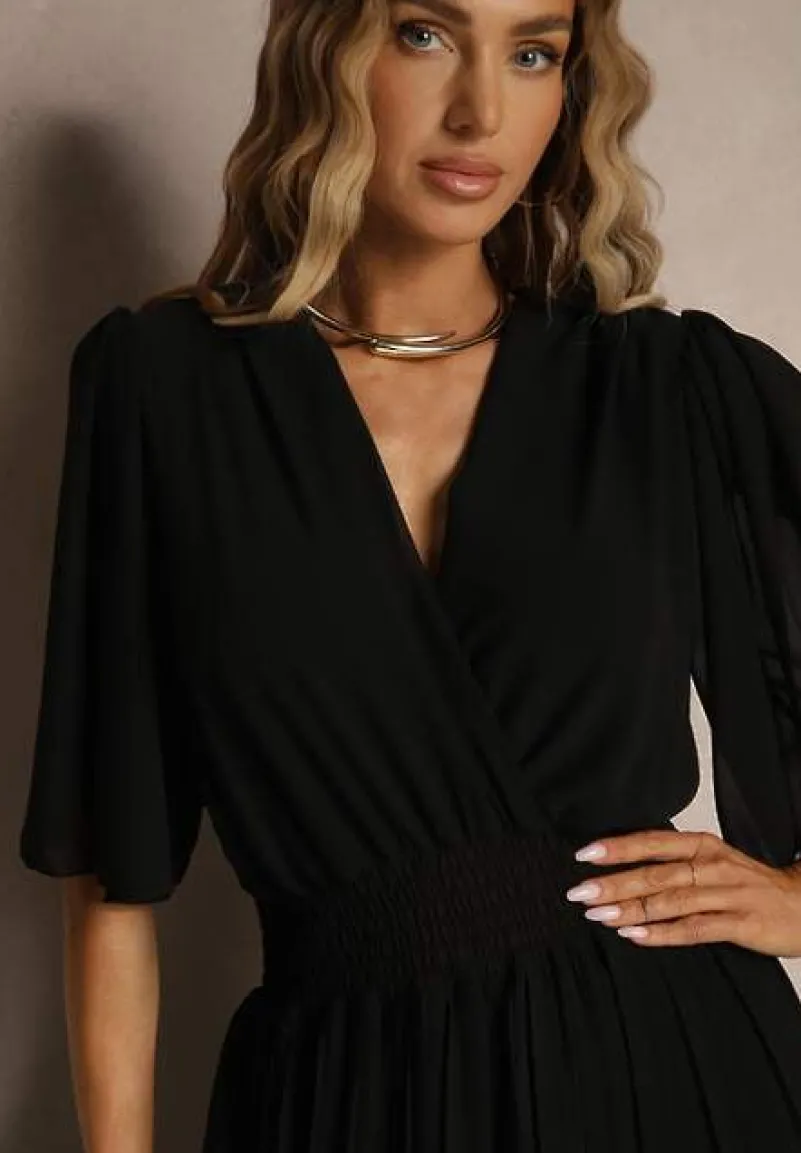 Czarny Kombinezon z Kopertowym Dekoltem i Gumką w Pasie Zdobiony Plisami Amadle