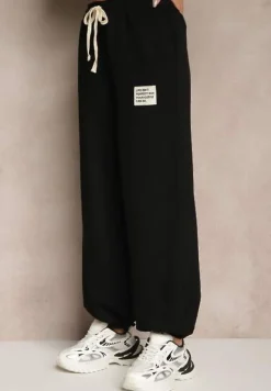 Czarny Komplet Dresowy z Wiskozą T-shirt i Joggery Zdobione Naszywkami Idareia