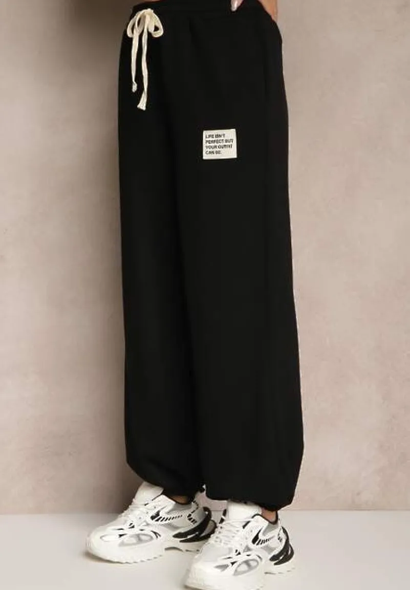 Czarny Komplet Dresowy z Wiskozą T-shirt i Joggery Zdobione Naszywkami Idareia