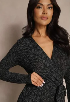 Czarny Kopertowy Kombinezon z Wiskozą z Paskiem Przeszyty Metaliczną Nicią Heladi