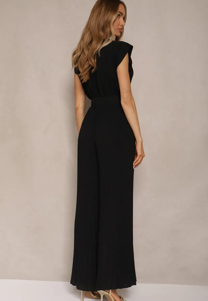 Czarny Kopertowy Kombinezon Wide Leg Zdobiony Plisami i Paskiem z Klamrą Salirella