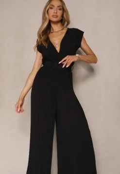 Czarny Kopertowy Kombinezon Wide Leg Zdobiony Plisami i Paskiem z Klamrą Salirella