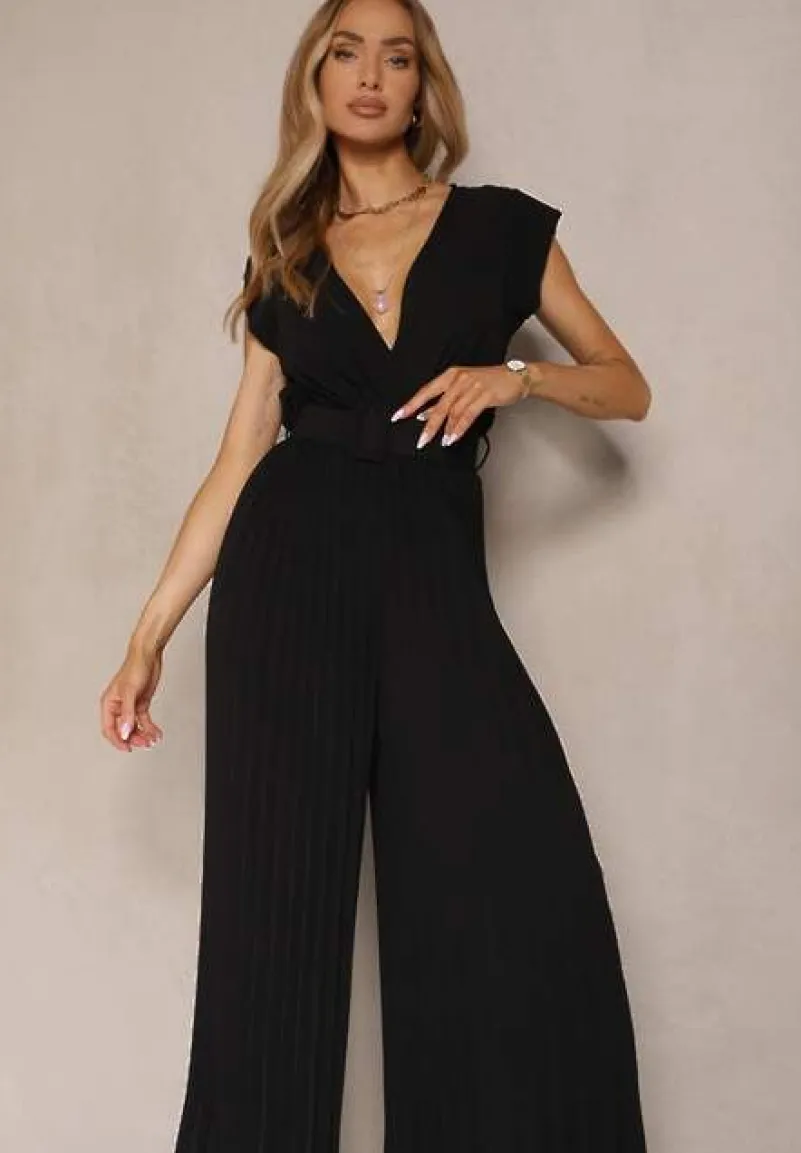Czarny Kopertowy Kombinezon Wide Leg Zdobiony Plisami i Paskiem z Klamrą Salirella