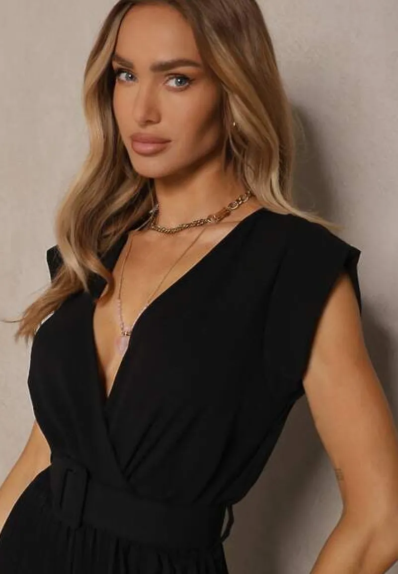 Czarny Kopertowy Kombinezon Wide Leg Zdobiony Plisami i Paskiem z Klamrą Salirella