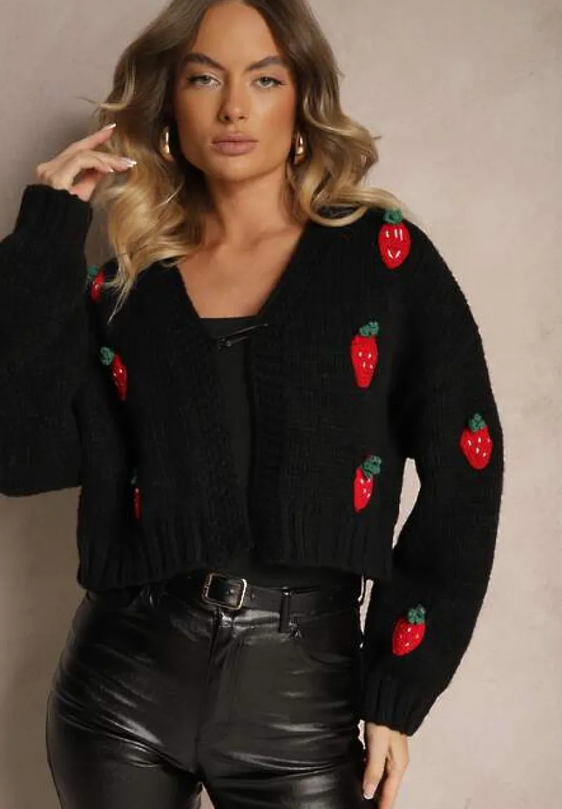 Czarny Krótki Kardigan Bez Zapięć Zdobiony Aplikacjami z Truskawkami Invalina