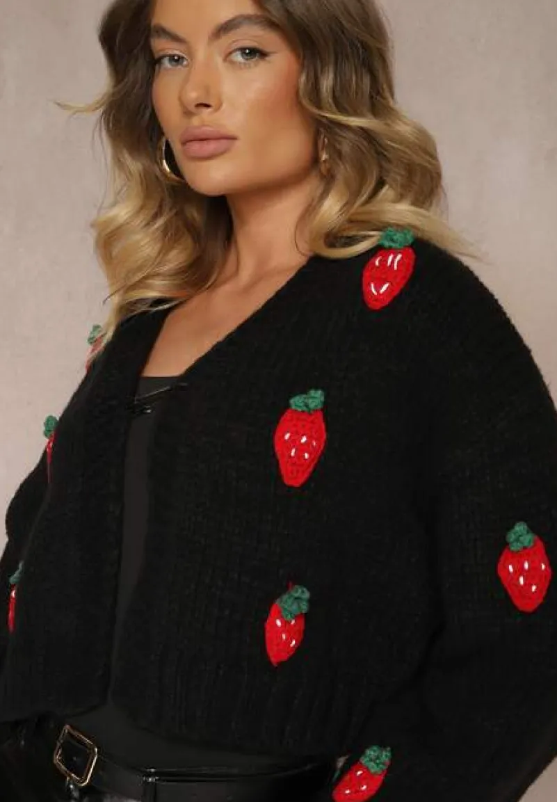 Czarny Krótki Kardigan Bez Zapięć Zdobiony Aplikacjami z Truskawkami Invalina