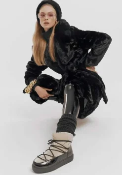 Czarny Płaszcz Futrzany Teddy z Wiązanym Paskiem i Torebką Voda