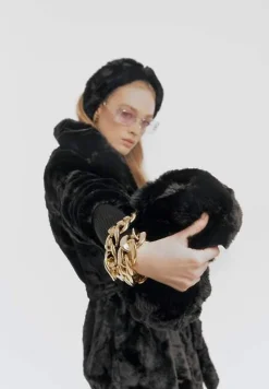 Czarny Płaszcz Futrzany Teddy z Wiązanym Paskiem i Torebką Voda