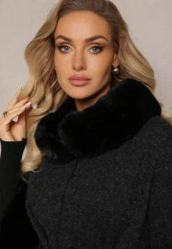 Czarny Płaszcz Ponczo z Wiskozy z Paskiem i Futerkiem Roymessa