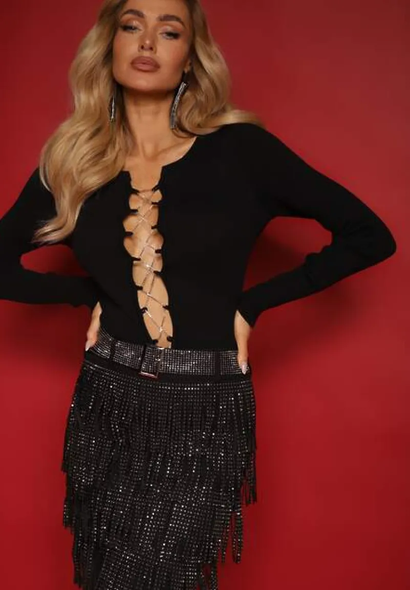 Czarny Sweter z Cienkimi Łańcuszkami i Wycięciem z Przodu Daveah