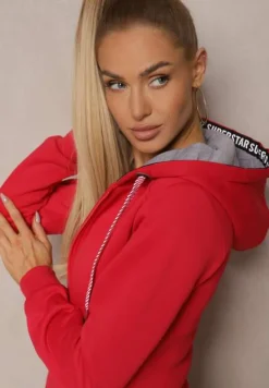 Czerwona Bluza Długa z Kapturem Ozdobionym Napisami Sinellina