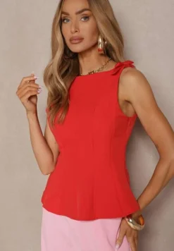 Czerwona Bluzka Bez Rękawów z Ozdobnymi Kokardkami na Ramionach i Baskinką Linirea