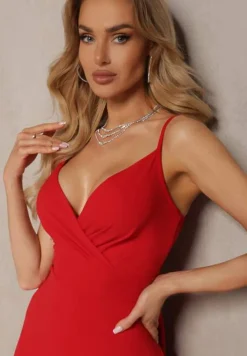 Czerwona Elegancka Sukienka o Rozkloszowanym Kroju z Rozcięciem na Ramiączkach z Kopertowym Dekoltem Winelia