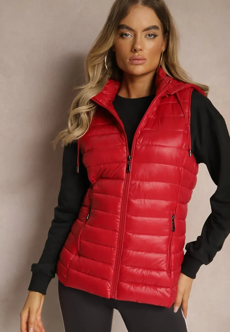 Czerwona Kamizelka Ozdobiona Pikowaniem i Kapturem Mivandra