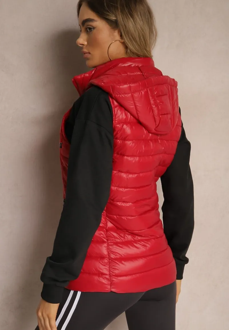 Czerwona Kamizelka Ozdobiona Pikowaniem i Kapturem Mivandra