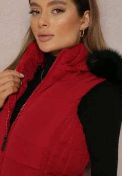 Czerwona Kamizelka Pikowana z Kapturem z Futerkiem Zelija