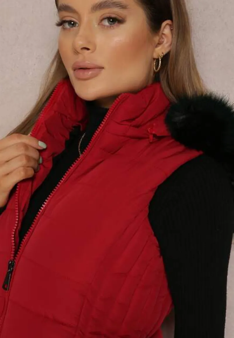 Czerwona Kamizelka Pikowana z Kapturem z Futerkiem Zelija