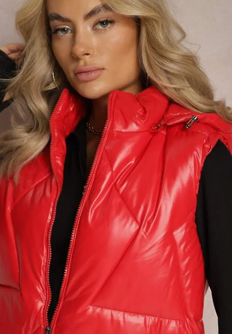 Czerwona Kamizelka z Geometrycznym Pikowaniem i Kapturem Lucide