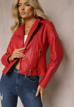 Czerwona Kurtka o Fasonie Ramoneski z Ekoskóry Ozdobiona Przeszyciami z Asymetrycznym Zapięciem Sativana