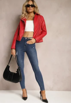 Czerwona Kurtka o Fasonie Ramoneski z Ekoskóry Ozdobiona Przeszyciami z Asymetrycznym Zapięciem Sativana