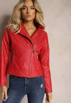 Czerwona Kurtka o Fasonie Ramoneski z Ekoskóry Ozdobiona Przeszyciami z Asymetrycznym Zapięciem Sativana