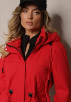 Czerwona Kurtka Pikowana w Stylu Parki ze Ściągaczem w Talii i Odpinanym Kapturem Erivieria