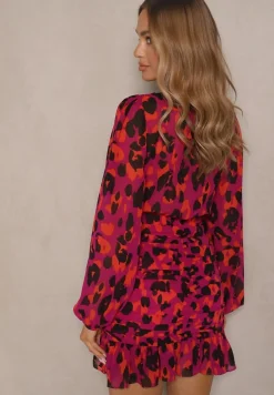 Czerwona Marszczona Taliowana Sukienka w Panterkę z Kopertowym Dekoltem na Zatrzask z Falbanami Sintleia