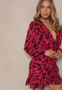 Czerwona Marszczona Taliowana Sukienka w Panterkę z Kopertowym Dekoltem na Zatrzask z Falbanami Sintleia