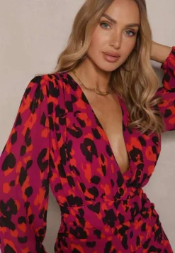Czerwona Marszczona Taliowana Sukienka w Panterkę z Kopertowym Dekoltem na Zatrzask z Falbanami Sintleia