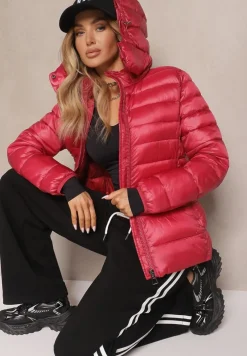 Czerwona Metaliczna Kurtka z Klasycznym Pikowaniem i Odpinanym Kapturem Dairia