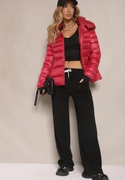 Czerwona Metaliczna Kurtka z Klasycznym Pikowaniem i Odpinanym Kapturem Dairia