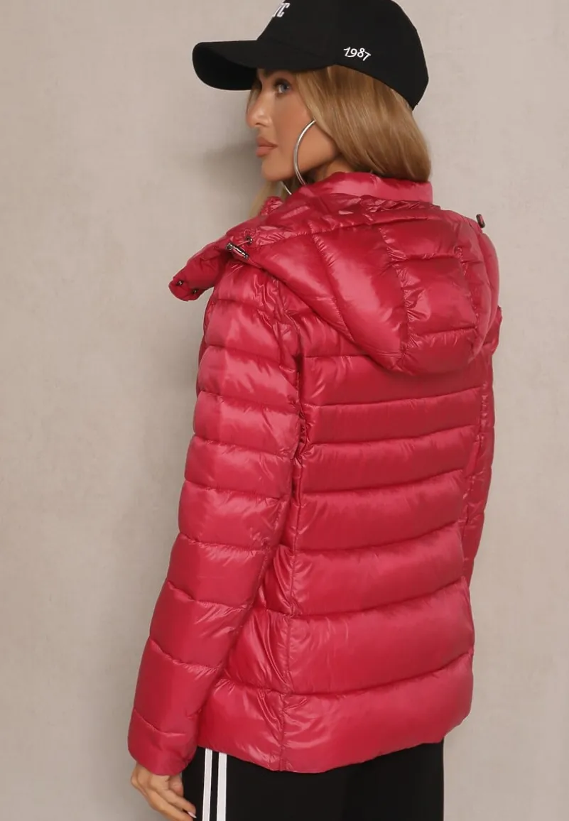 Czerwona Metaliczna Kurtka z Klasycznym Pikowaniem i Odpinanym Kapturem Dairia