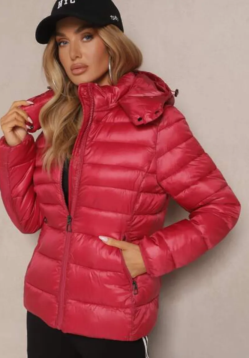 Czerwona Metaliczna Kurtka z Klasycznym Pikowaniem i Odpinanym Kapturem Dairia