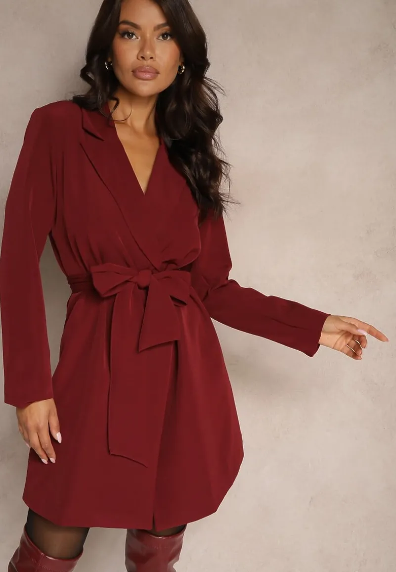 Czerwona Sukienka o Kroju Marynarki z Usztywnioną Linią Ramion Wiązana w Talii Equintina